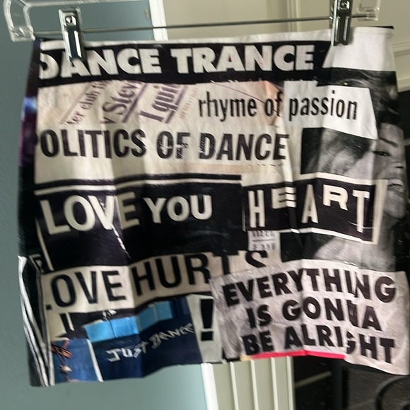 Desigual Slim Newspaper Mini Skirt - Picture 10 of 16